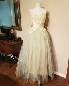 Unusual 50s vtg citron tulle lace strapless gown